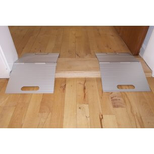 Skinnerne lægges henover dørtrinet i den ønskede afstand